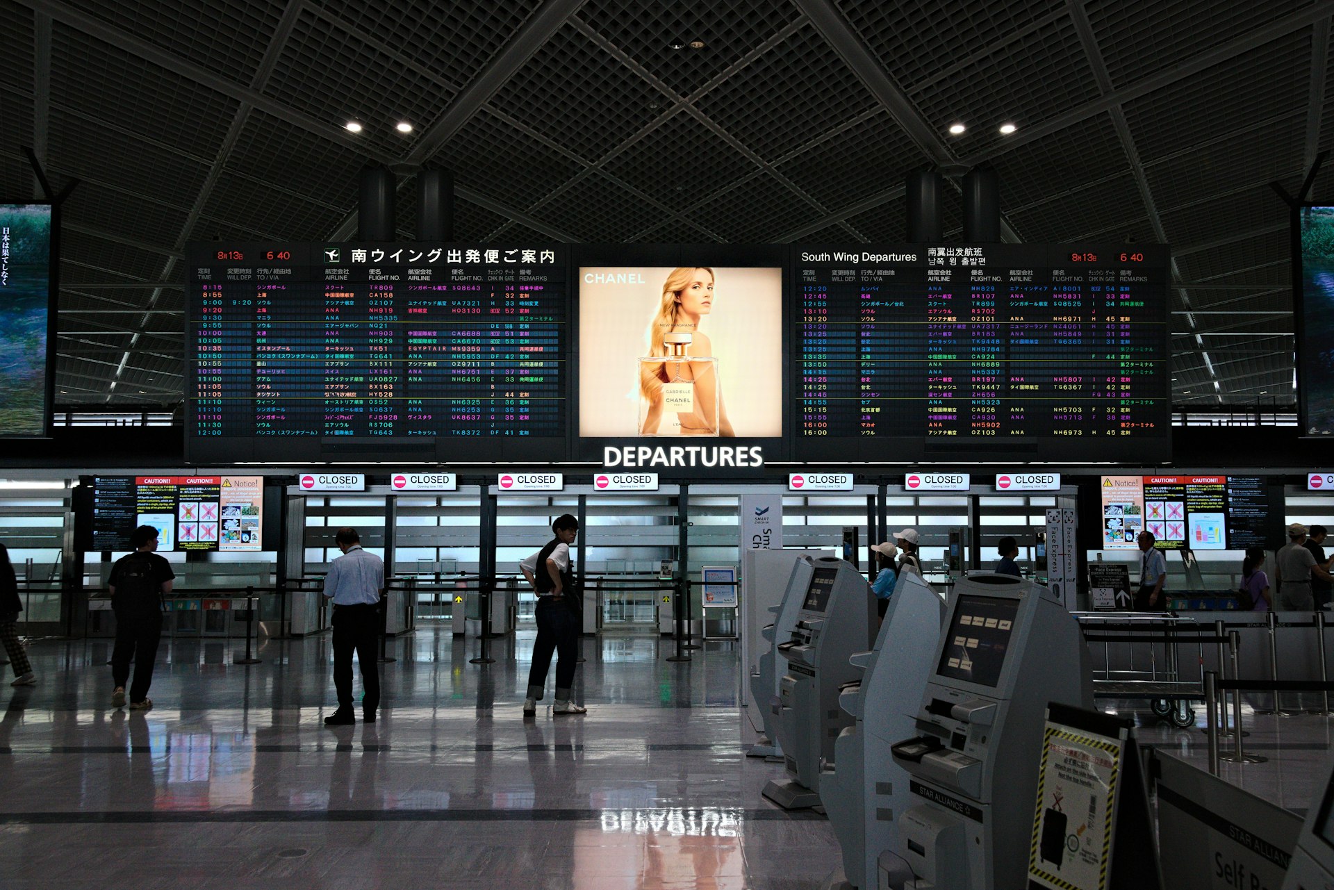 Pantallas de publicidad digital en un aeropuerto